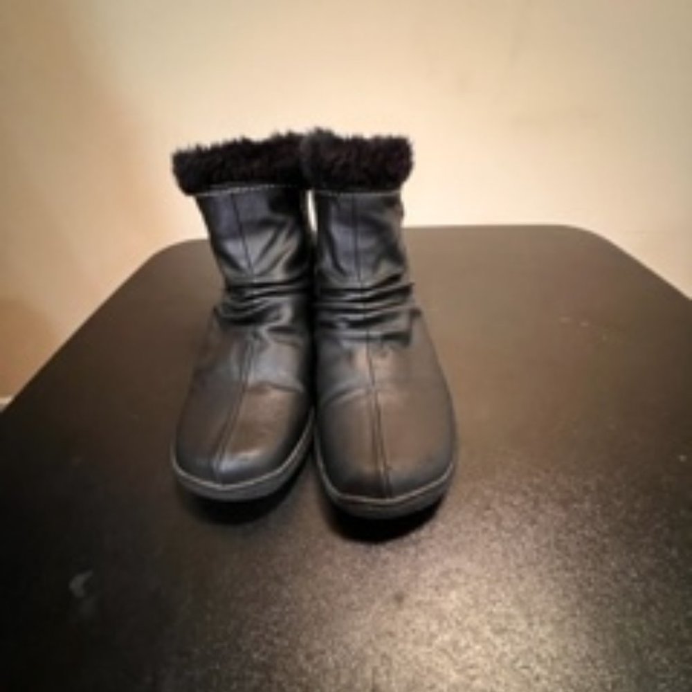 Yuu size 7.5 fur lined black ankle boots